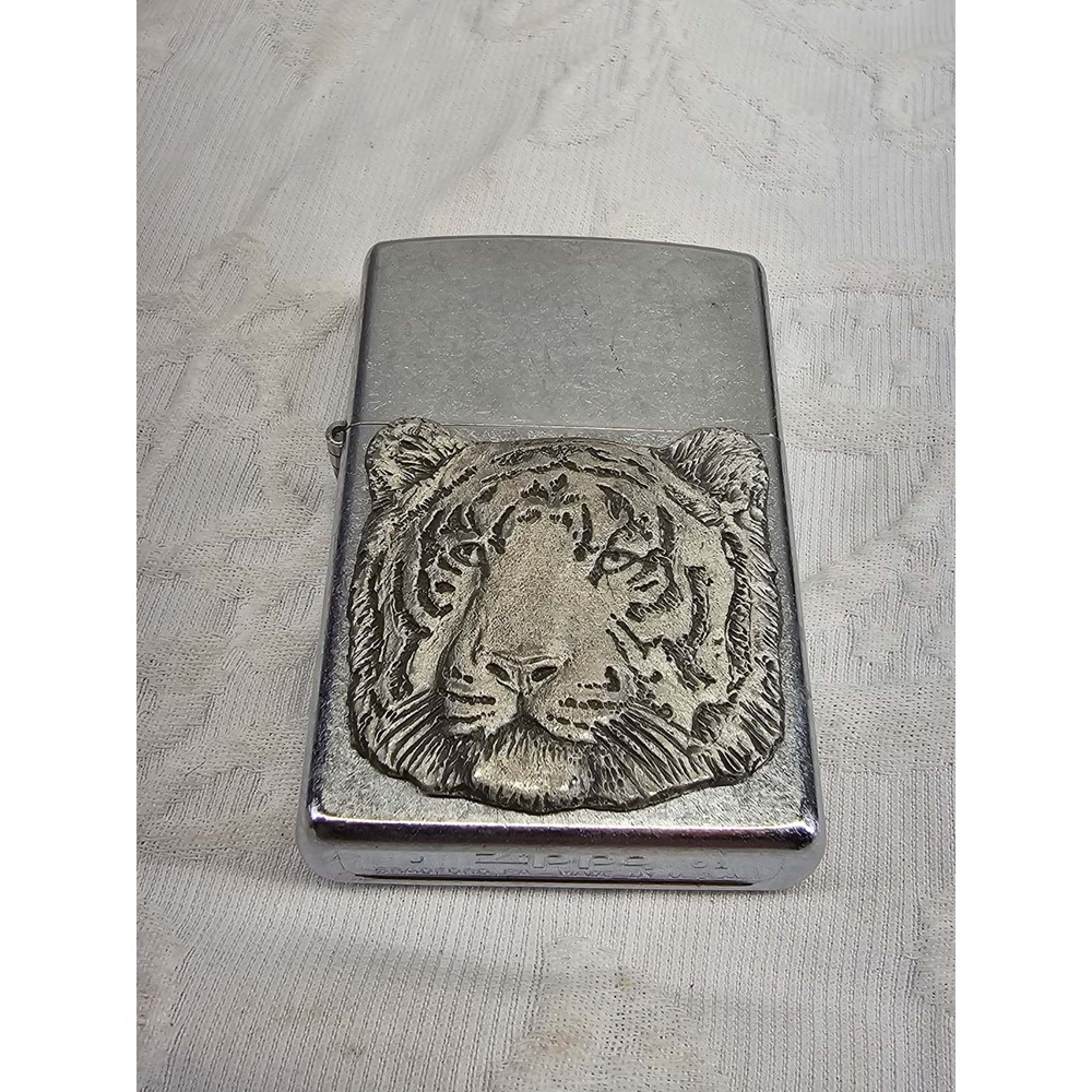 Vintage Zippo 3d Tiger Emblem Lighter Brushed‎ Chrome j 2001 USA
